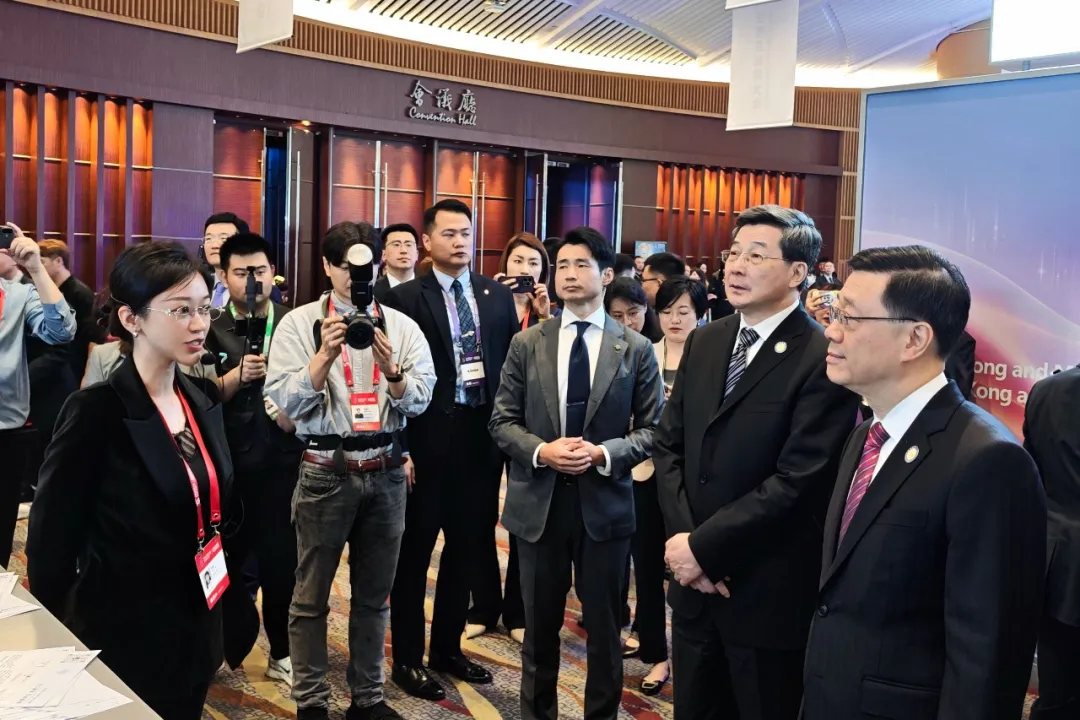 香港特首李家超一行莅临世界互联网大会亚太峰会PG电子试玩展台交流,共话AI赋能产业发展 香港特首李家超一行莅临世界互联网大会亚太峰会PG电子试玩展台交流,共话AI赋能产业发展